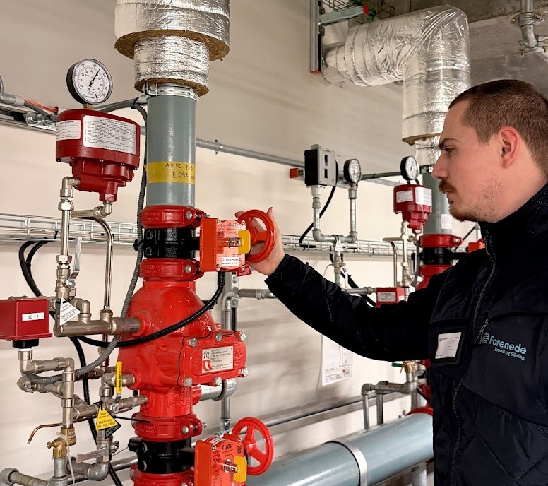 Brand og Sikring-medarbejder kontrollerer et sprinkleranlæg